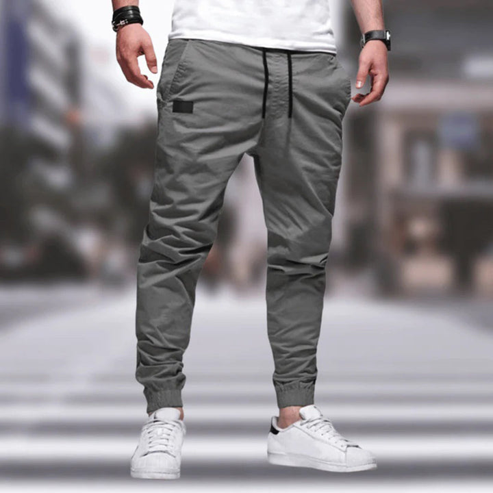 Męskie spodnie cargo bojówki, idealne na lato. Wygodne i funkcjonalne do streetwearu oraz casualowych stylizacji.
