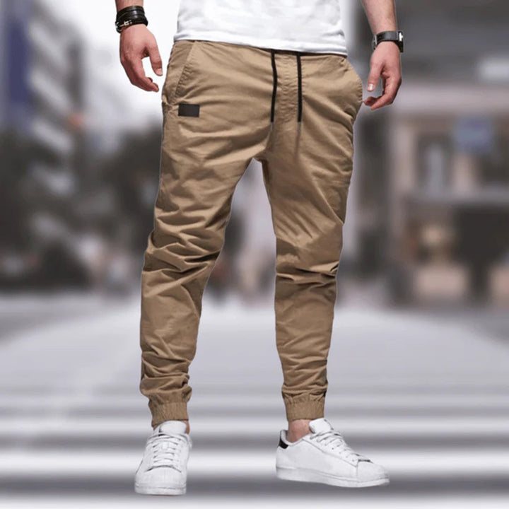 Komfortowe męskie spodnie cargo streetwear na co dzień. Bojówki z wieloma kieszeniami w miejskim stylu.