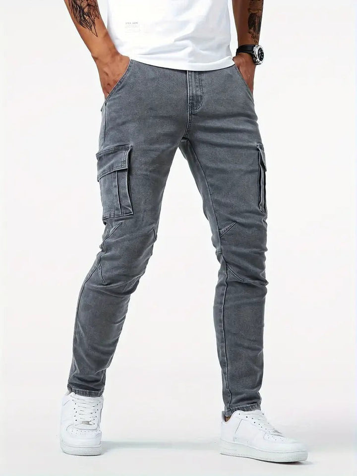 Model prezentujący męskie spodnie cargo slim fit, idealne na wiele sezonów.