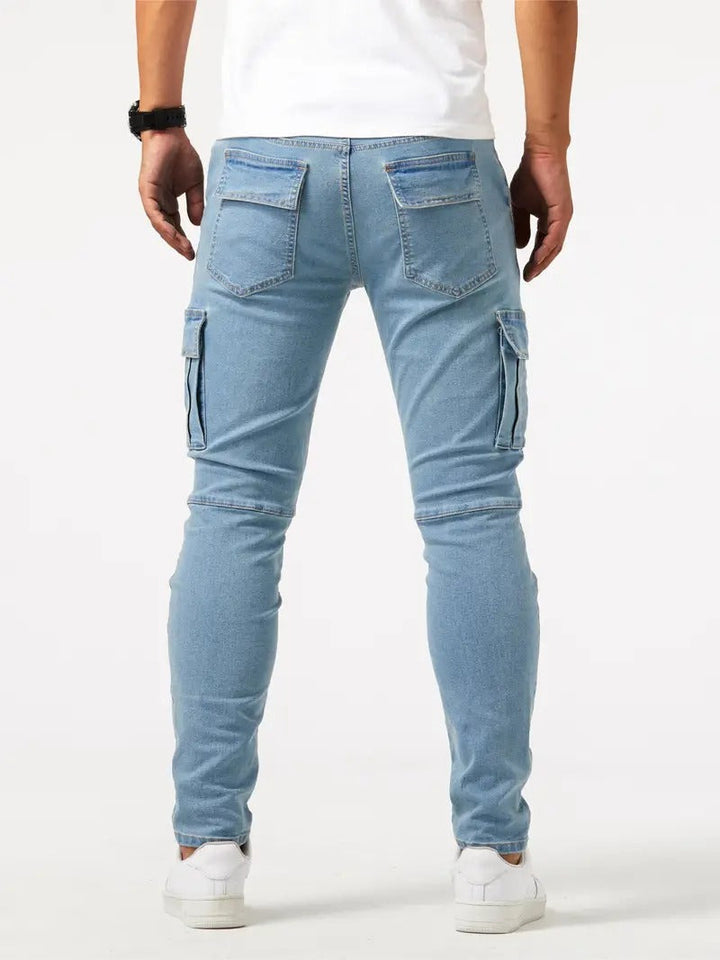 Detale spodni cargo męskich slim fit: boczne kieszenie, dopasowany krój, idealne do miejskiej mody.