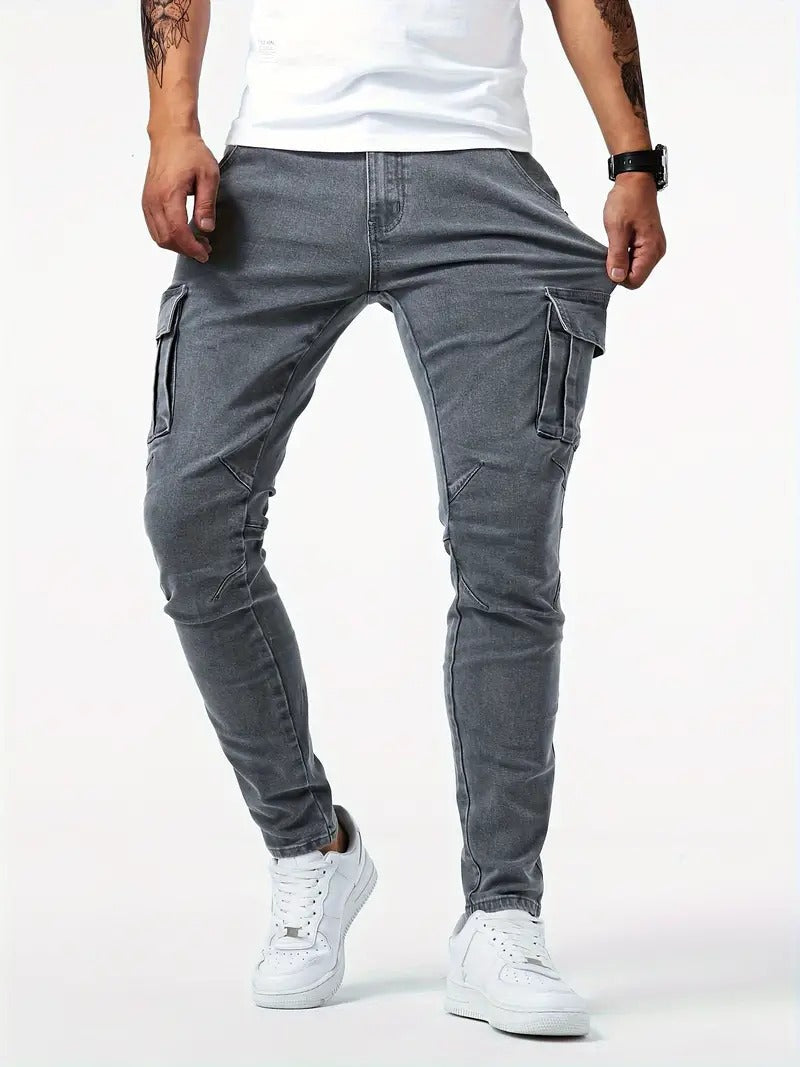 Stylowe męskie spodnie cargo z dopasowanym krojem slim fit, uniwersalne do codziennych i casualowych outfitów.