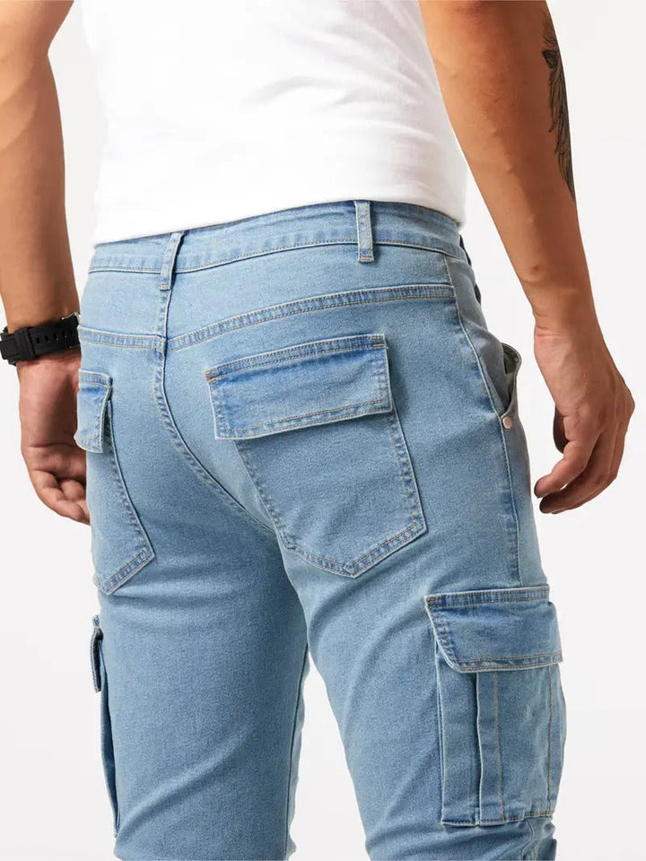 Wielosezonowe spodnie cargo męskie slim fit, z elastycznego materiału, zapewniające komfort i swobodę ruchu.