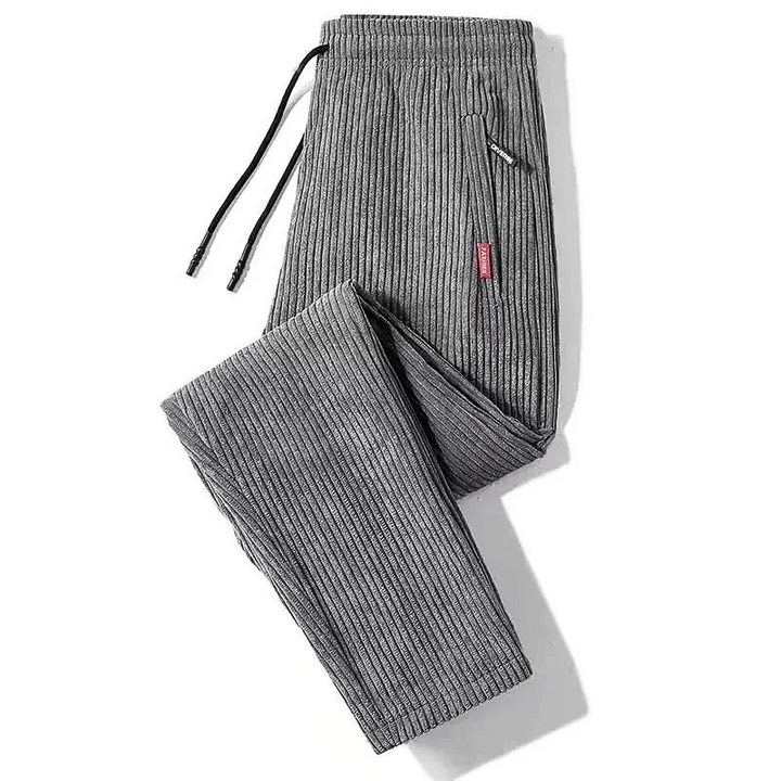 Tył męskich spodni casualowych, podkreślający luźny, wygodny krój. Elegancki styl na co dzień, moda męska.