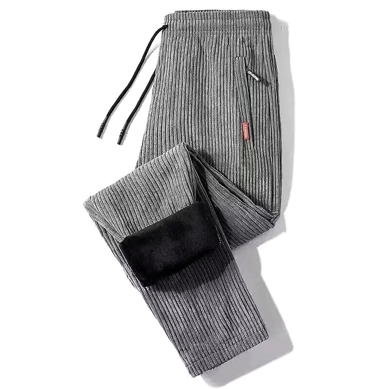 Mężczyzna w stylowych, wygodnych spodniach casualowych. Moda męska na co dzień, luźny krój dla komfortu i elegancji.