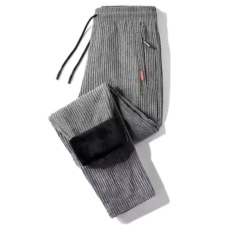 Mężczyzna w stylowych, wygodnych spodniach casualowych. Moda męska na co dzień, luźny krój dla komfortu i elegancji.