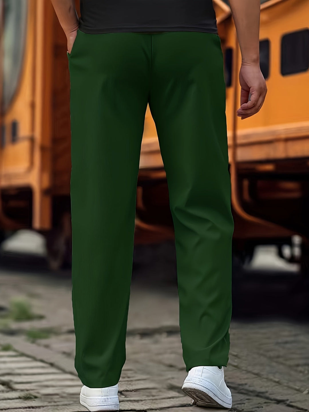 Mężczyzna w modnych spodniach dresowych. Casualowy styl, wygoda na co dzień, idealne do streetwearu.