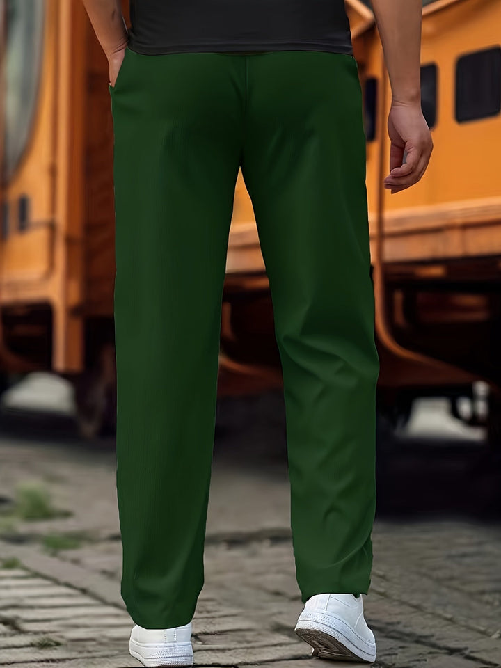 Mężczyzna w modnych spodniach dresowych. Casualowy styl, wygoda na co dzień, idealne do streetwearu.