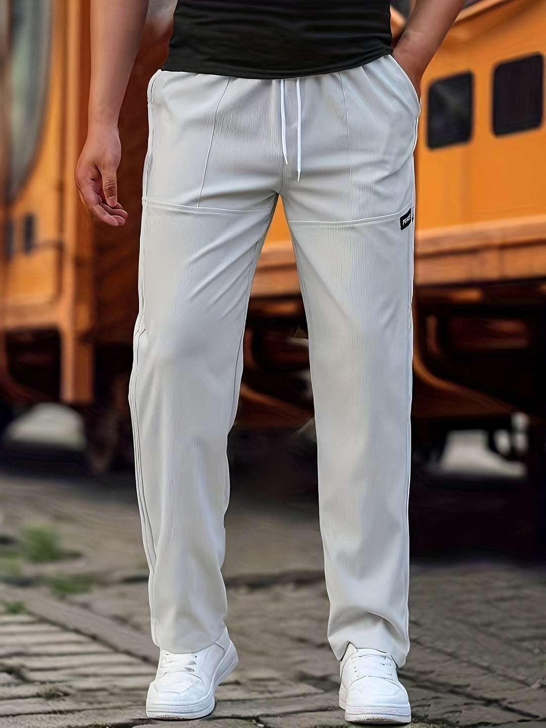Męskie spodnie dresowe ze ściągaczami. Nowoczesny fason streetwear, komfort na co dzień i sportowy styl.