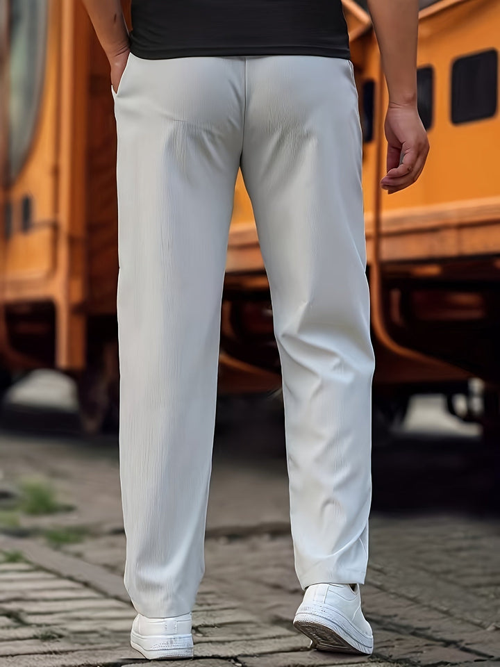 Uniwersalne męskie spodnie dresowe. Modne i komfortowe, idealne do wielu casualowych stylizacji na co dzień.