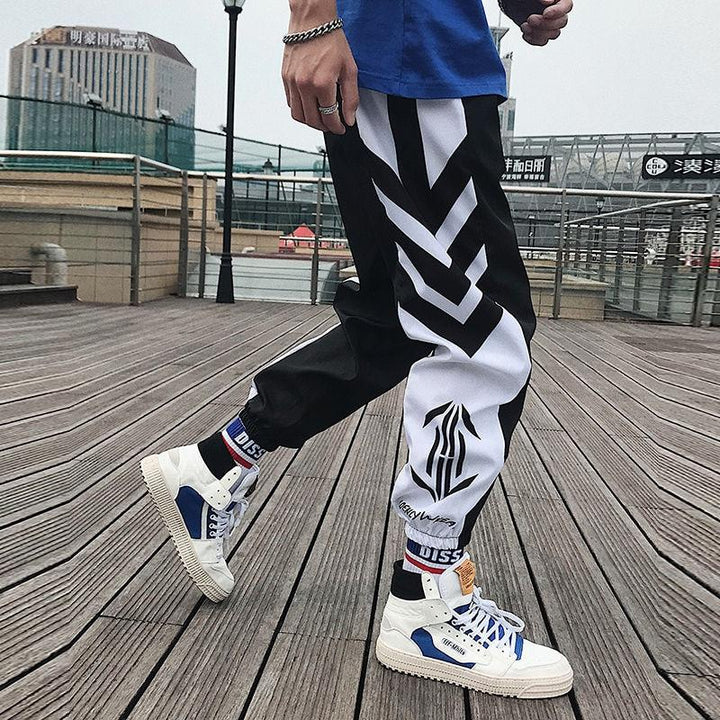 Męskie spodnie dresowe streetwear z modnym nadrukiem, czarne, luźne i komfortowe, idealne na co dzień.