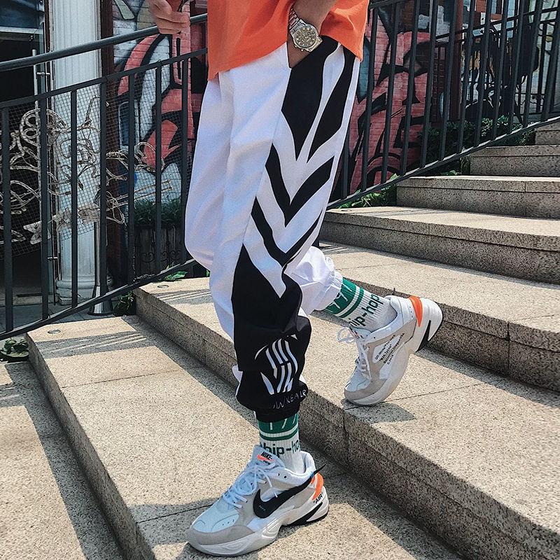 Komfortowe męskie spodnie dresowe z unikalnym nadrukiem, styl streetwear, czarne, idealne do codziennych stylizacji.