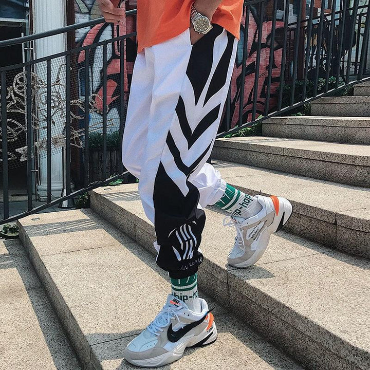 Komfortowe męskie spodnie dresowe z unikalnym nadrukiem, styl streetwear, czarne, idealne do codziennych stylizacji.