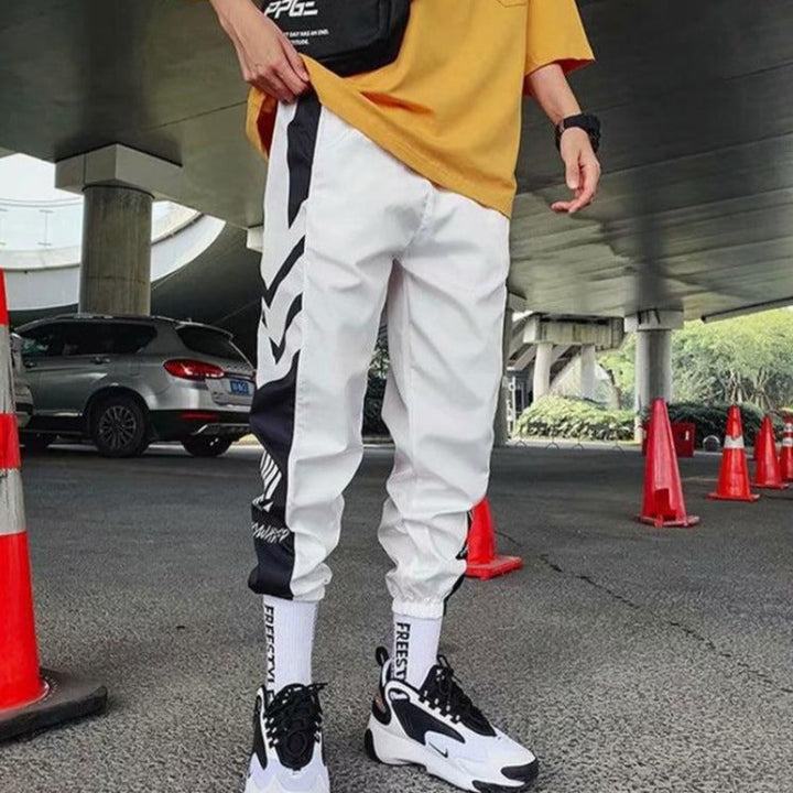 Modne męskie dresowe spodnie streetwear z nadrukiem, czarne, luźne, komfortowe, na co dzień i do miasta.