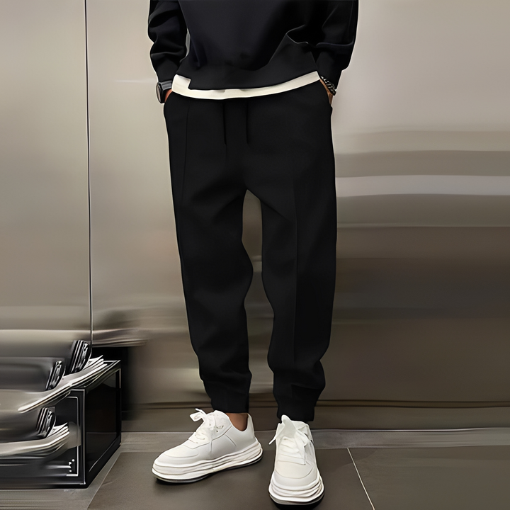 Stylowe męskie spodnie dresowe z praktycznym sznurkiem w pasie. Idealne połączenie komfortu i modnego casualowego stylu.