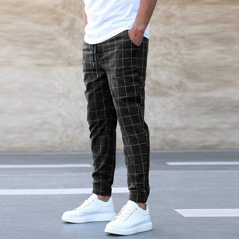 Męskie spodnie kraciaste, idealne do pracy lub na co dzień. Modny wzór i elegancki styl męski.