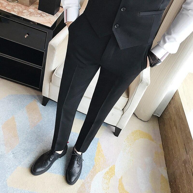 Męskie spodnie materiałowe slim fit, idealne do pracy i na co dzień, zapewniające komfort.