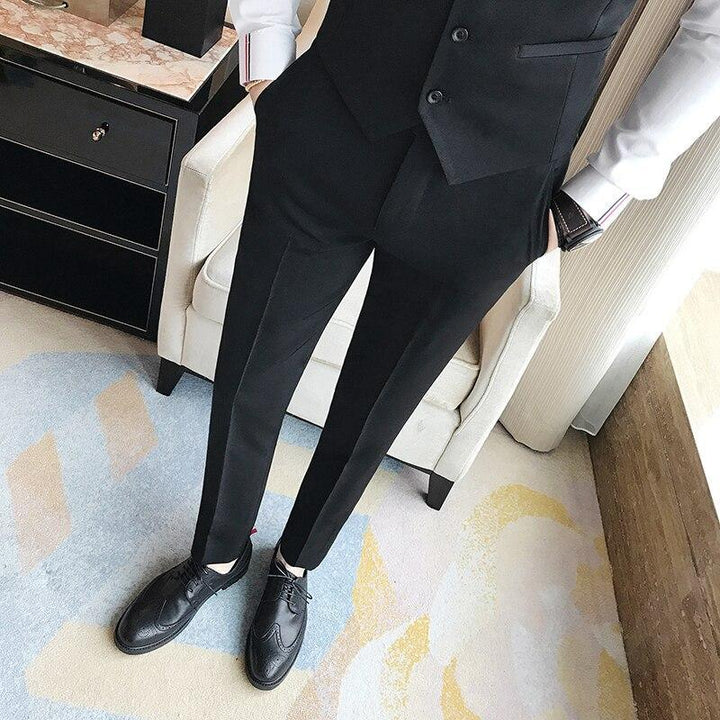 Męskie spodnie materiałowe slim fit, idealne do pracy i na co dzień, zapewniające komfort.