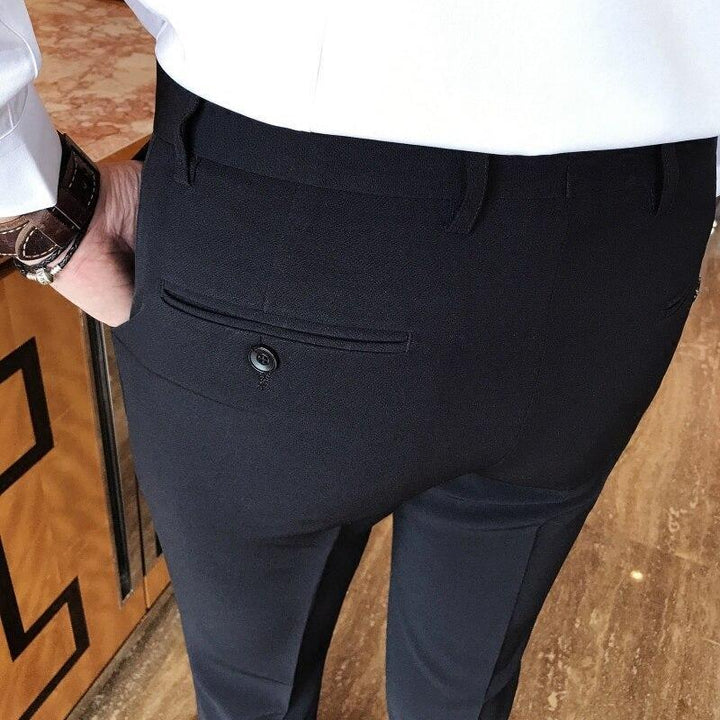 Eleganckie czarne męskie spodnie slim fit, komfortowe, idealne do biura i na spotkania biznesowe.