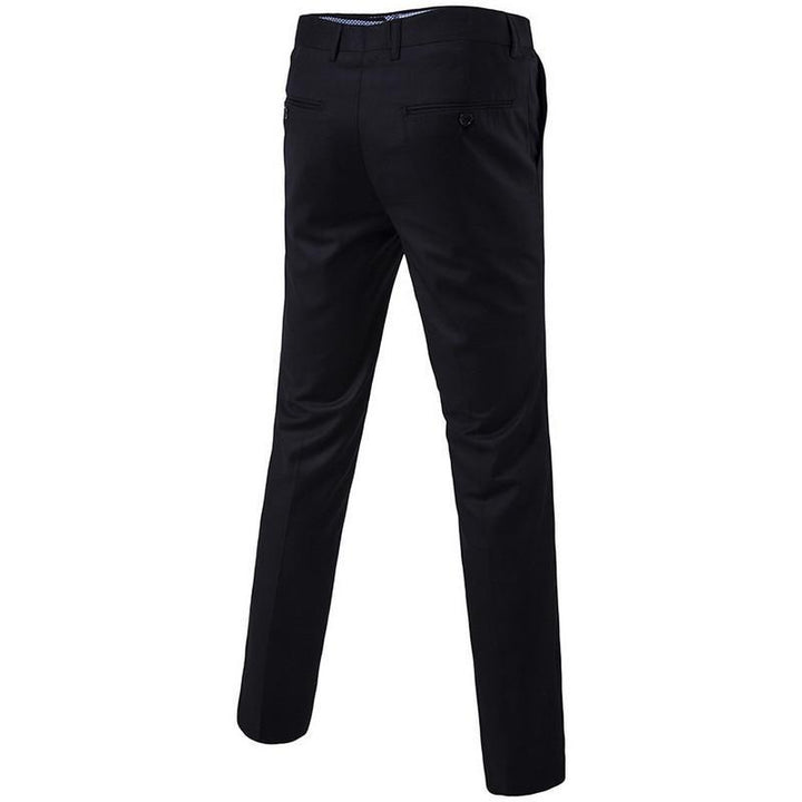 Modne męskie spodnie materiałowe slim fit, granatowe, podkreślające sylwetkę.