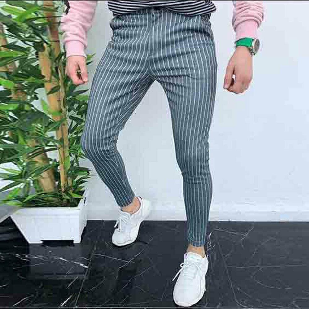 Eleganckie męskie spodnie w paski slim fit, idealne na spotkania biznesowe, biuro i casualowe stylizacje.