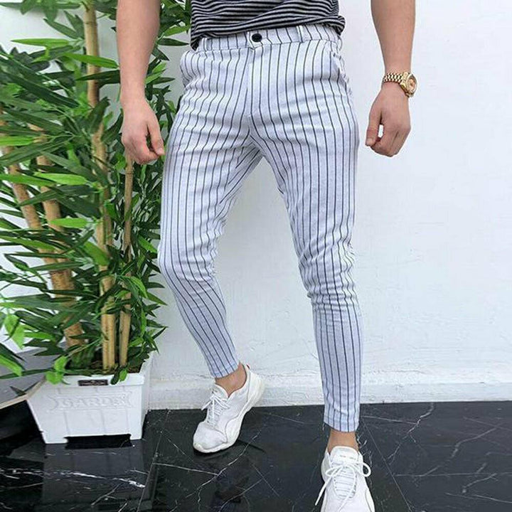 Wygodne męskie spodnie slim fit w paski, materiałowe, idealne dla modnego mężczyzny, na każdą okazję.