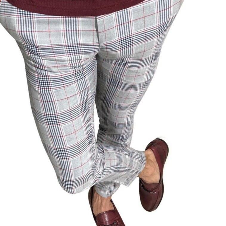 Nowoczesne męskie spodnie slim fit w modną kratę, łączące komfort noszenia z eleganckim wyglądem.