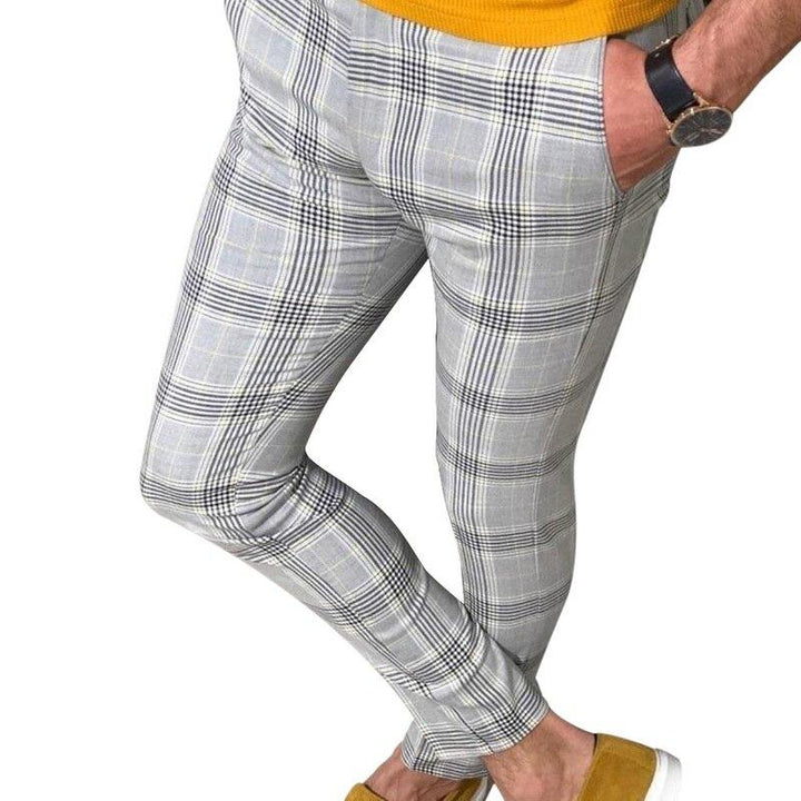 Stylowe męskie spodnie materiałowe w kratę, krój slim fit, idealne do biura i na wieczorne wyjścia.