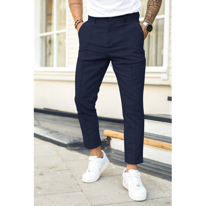 Mężczyzna w modnych spodniach slim fit Noah, prezentujący jesienną elegancję i komfort stylizacji. Moda męska.