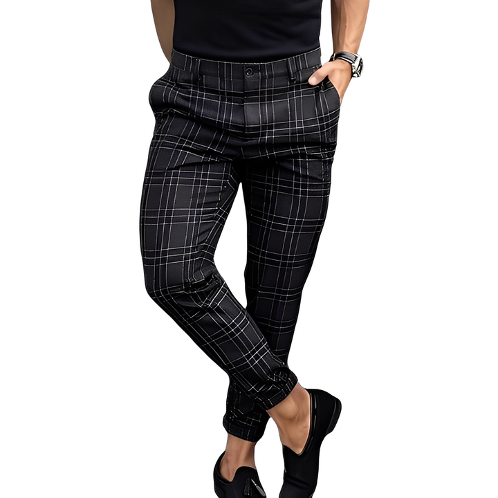 Komfortowe męskie spodnie dopasowane slim-fit w kratę, łączą elegancję z codziennym stylem.