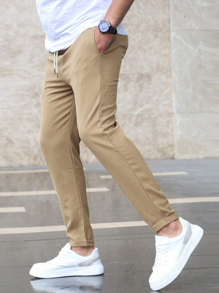 Męskie spodnie casual stretch, dopasowujące się do sylwetki, w klasycznym czarnym kolorze.
