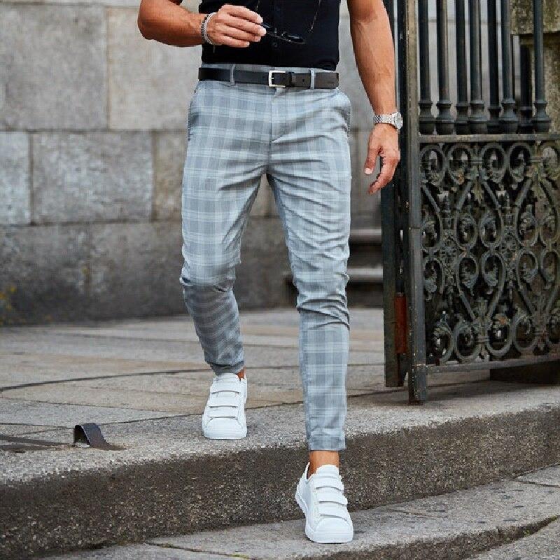 Wygodne spodnie męskie w klasyczną kratę, styl smart casual. Modne, uniwersalne spodnie do biura.