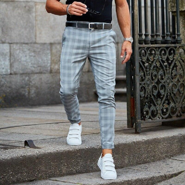 Wygodne spodnie męskie w klasyczną kratę, styl smart casual. Modne, uniwersalne spodnie do biura.