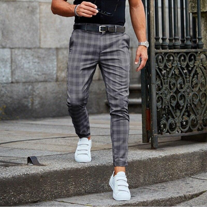 Modne spodnie męskie w kratę, idealne do eleganckich i casualowych stylizacji. Komfortowe spodnie.