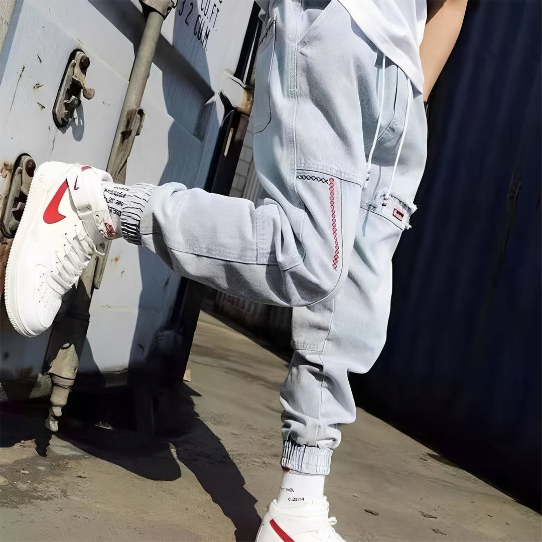 Męskie stylowe baggy jeansy z elastycznymi mankietami, luźny krój. Idealne spodnie streetwear i casual na co dzień.