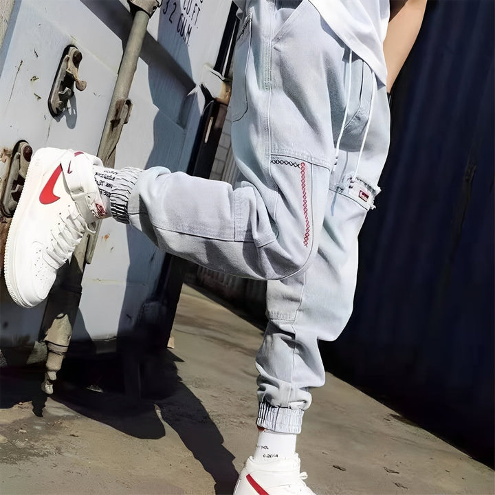 Męskie stylowe baggy jeansy z elastycznymi mankietami, luźny krój. Idealne spodnie streetwear i casual na co dzień.
