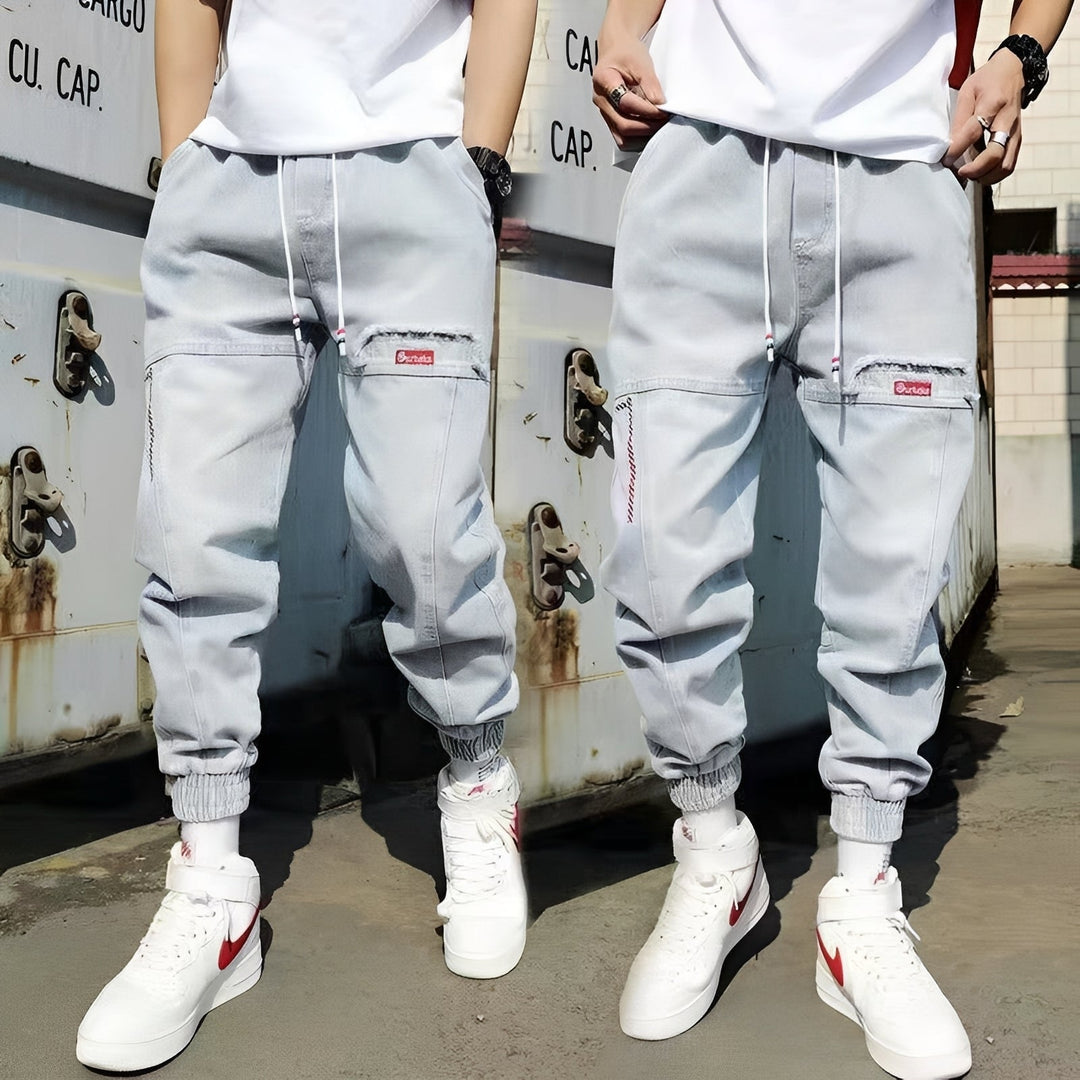 Czarne męskie baggy jeansy z elastycznymi mankietami. Modny luźny krój, idealny do streetwear i casualowych stylizacji.