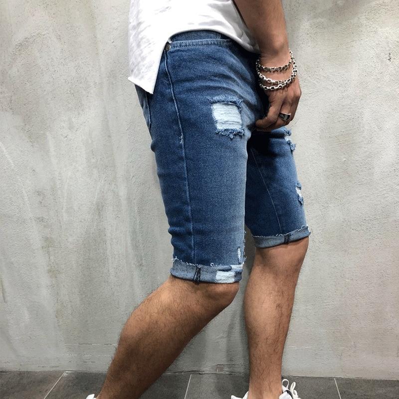 Modne męskie szorty jeansowe slim fit z przetarciami, zapewniające komfort. Idealne casualowe szorty denim na lato.