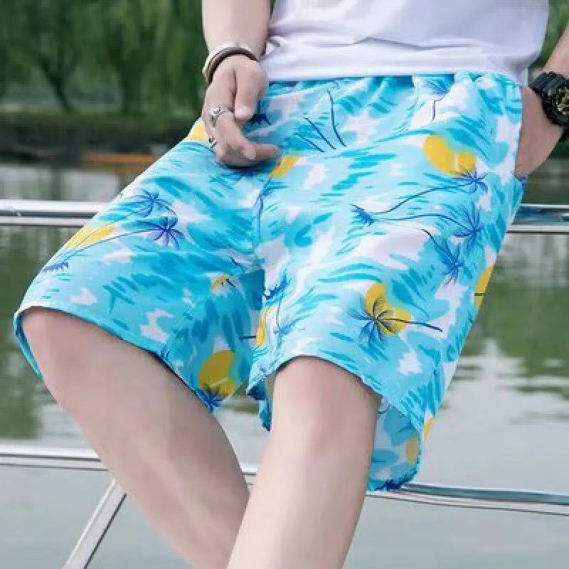 Stylowe męskie szorty kąpielowe w tropikalny wzór palm. Komfortowe, szybkoschnące, na urlop i letnią plażę.