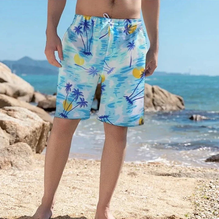 Niebieskie męskie szorty kąpielowe z modnym wzorem w palmy. Wygodne i szybkoschnące na basen lub plażę.