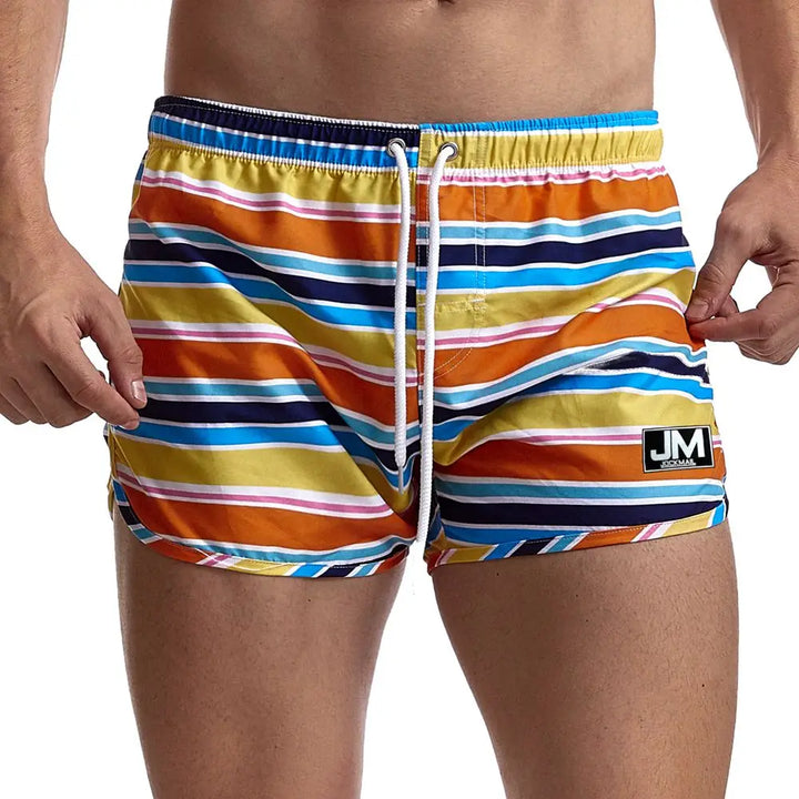 Wzorzyste szorty kąpielowe męskie z regulowanym sznurkiem. Design na lato, plażę i wodne aktywności.