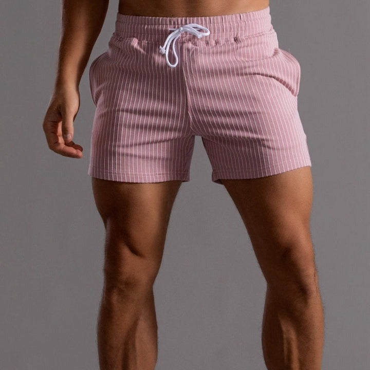 Modne męskie szorty w paski, idealne na lato. Stylowe, wygodne krótkie spodenki do casualowych i sportowych stylizacji.