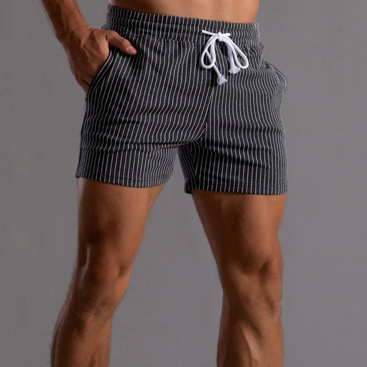 Must-have męskie szorty w paski na lato. Wygodne, casualowe krótkie spodenki, idealne do letnich i sportowych stylizacji.