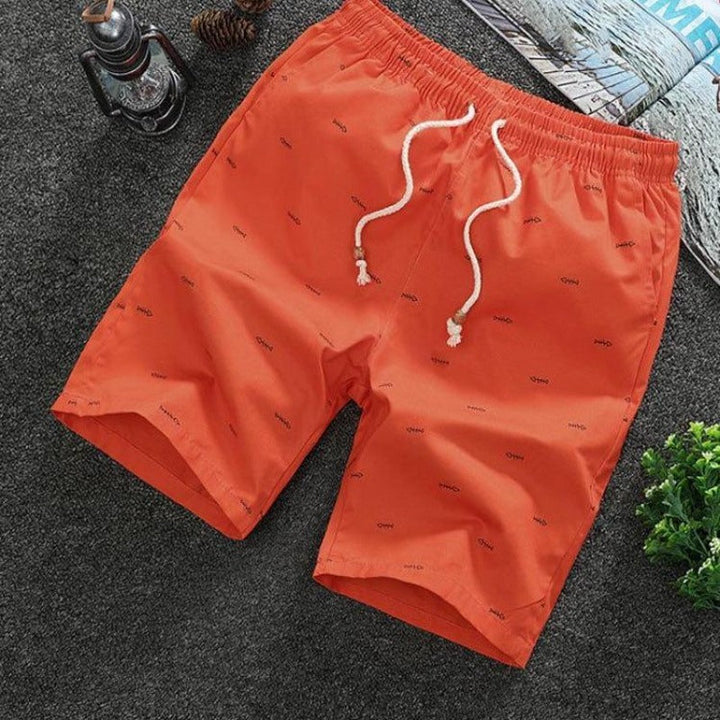 Wygodne, luźne szorty męskie z modnym nadrukiem. Idealne krótkie spodenki na plażę i upalne dni lata.