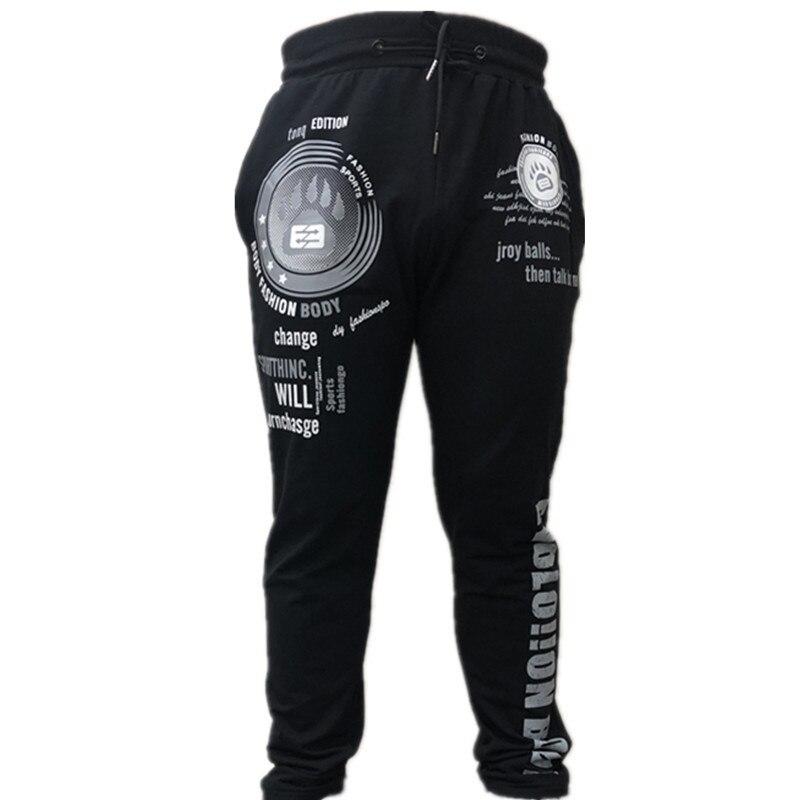 Męskie wygodne spodnie dresowe z modnym nadrukiem. Idealne do streetwearu i casualowych stylizacji.