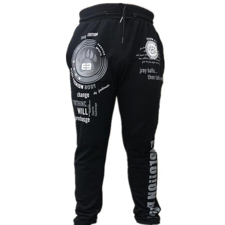 Męskie wygodne spodnie dresowe z modnym nadrukiem. Idealne do streetwearu i casualowych stylizacji.