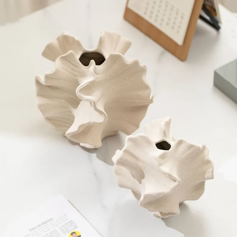 Średni elegancki wazon ceramiczny, ozdoba geometryczna w stylu nowoczesnym. Stylowa rzeźba wnętrz.