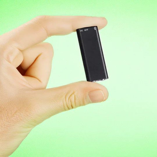 Mały dyktafon z aktywacją głosową, idealny do dyskretnego nagrywania spotkań i wykładów w MP3.