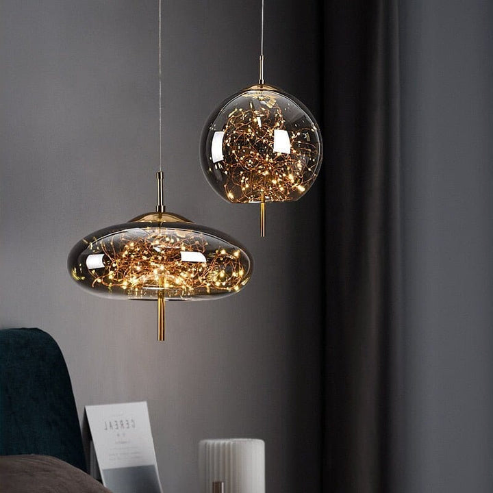 Magiczna lampa wisząca ze szklanym kloszem Wróżki, idealna do salonu. Nowoczesny design.