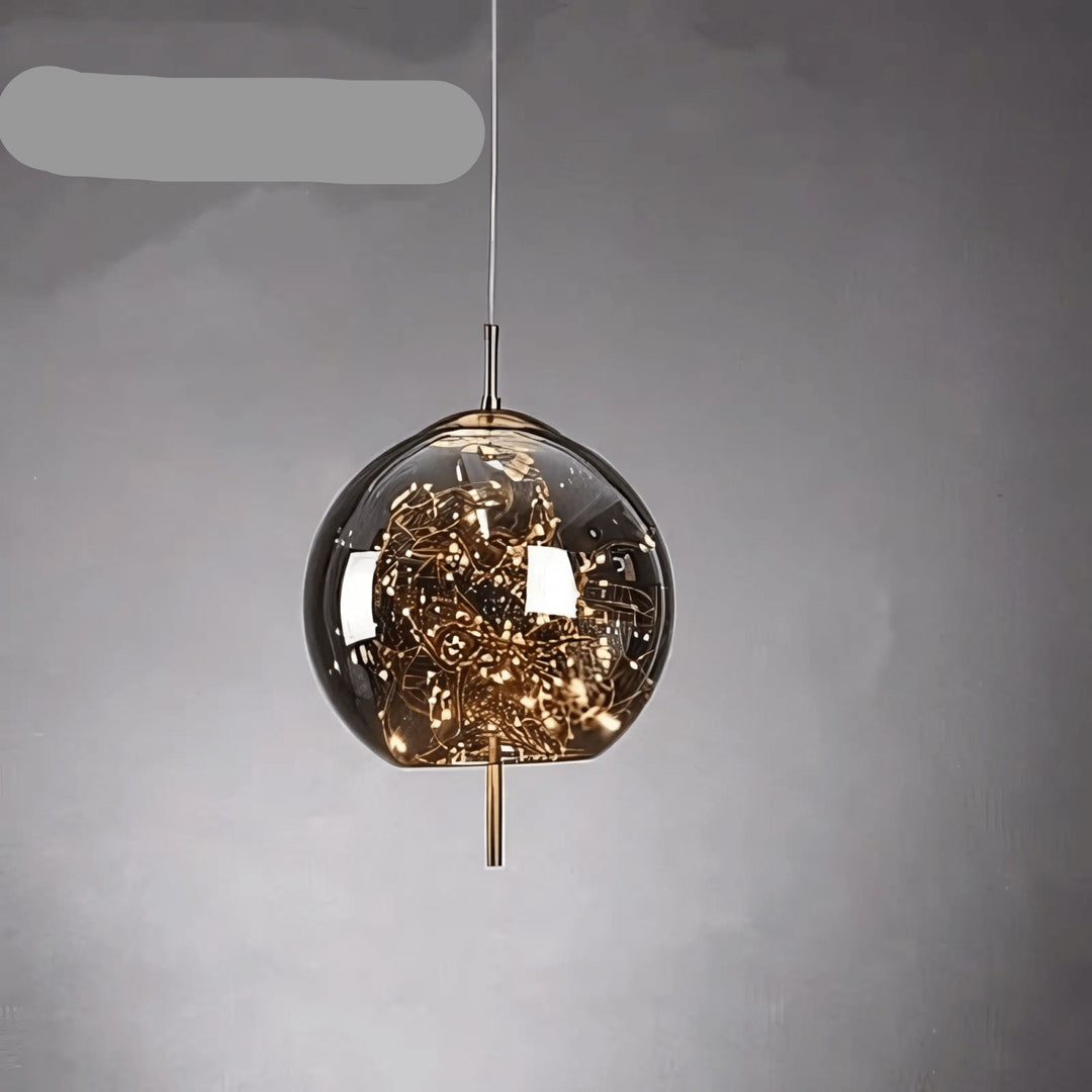 Designerska lampa wisząca Wróżki w szklanym kloszu. Oświetlenie akcentujące w salonie.