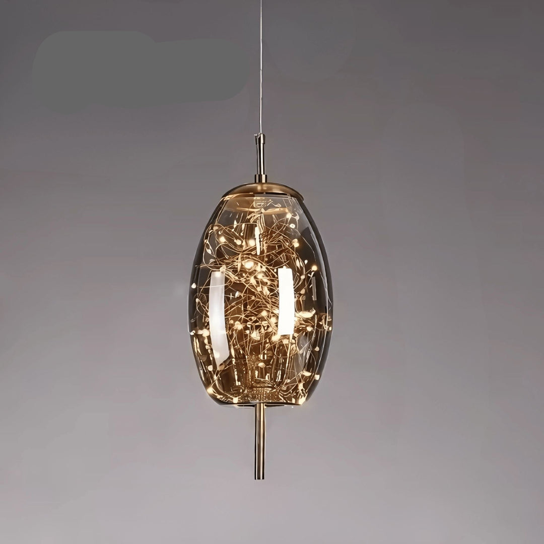 Oświetlenie sufitowe: Lampa wisząca Wróżki ze szklanym kloszem. Dodaje uroku i stylu do pokoju.